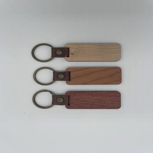 Nyckelring / hänge i trä - gravyr efter dina önskemål